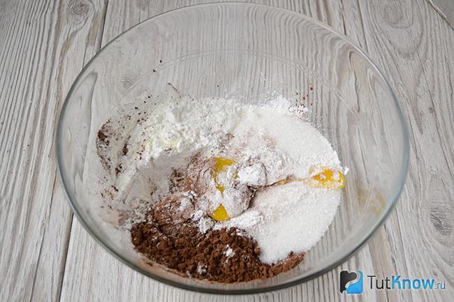 Сахарный песок, какао, желтки и крахмал