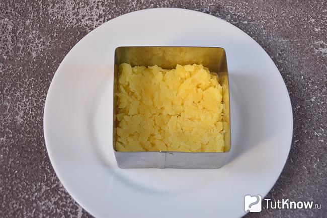 Слой картофеля в форме для салата