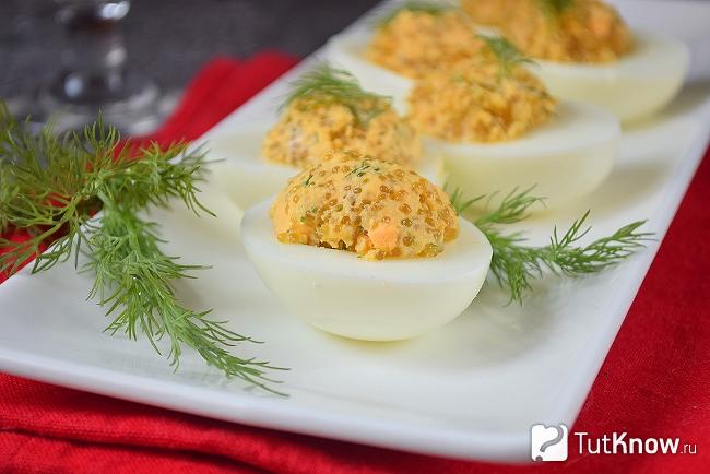 Готовые яйца, фаршированные икрой