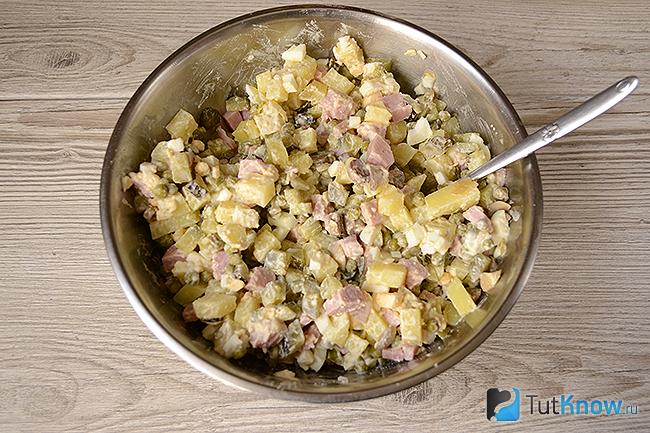 Готовое оливье с жареными грибами и колбасой