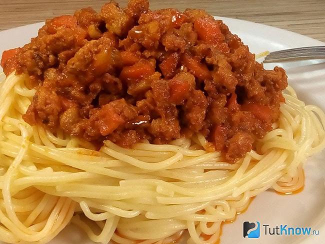 Готовые макароны с помидорами и фаршем
