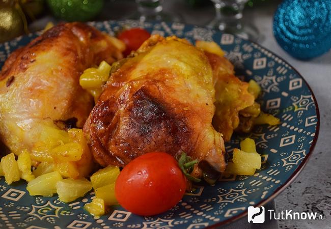Куриные бедра в духовке с ананасами