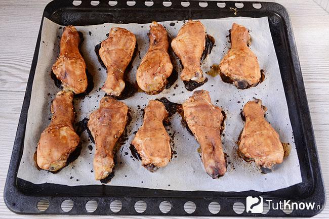Готовые куриные бедра на противне для запекания