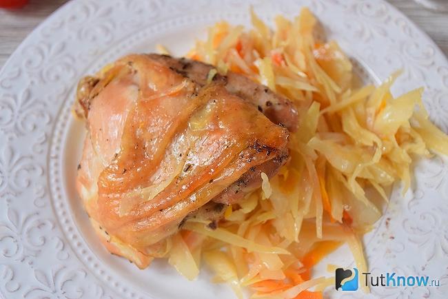 Готовая к подаче курица с капустой