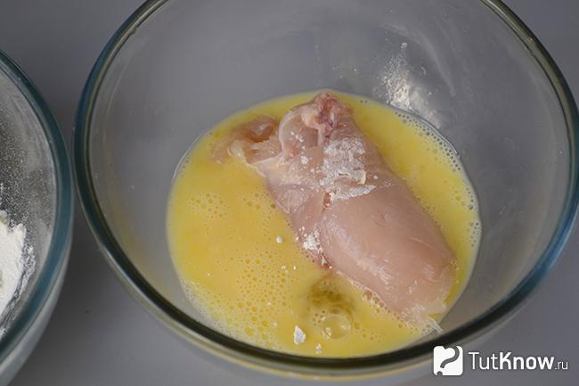Рулетик из курицы во взбитом яйце
