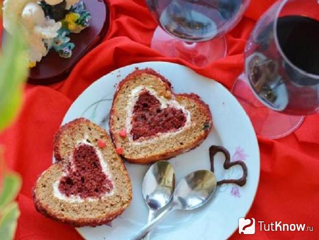 Бисквитный шоколадный рулет с сердечками