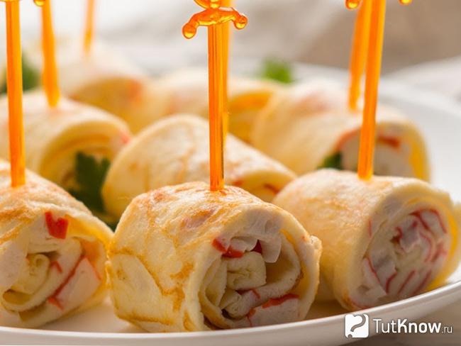 Блинные рулетики с крабовыми палочками