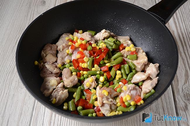 Смесь овощей и курица на сковороде