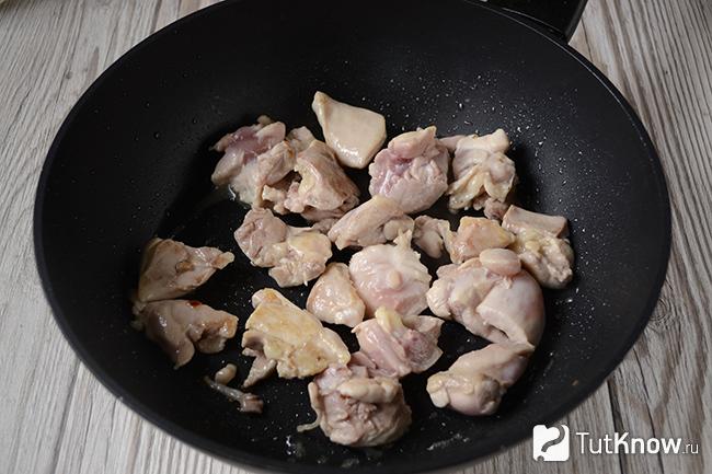 Кусочки курицы на сковороде