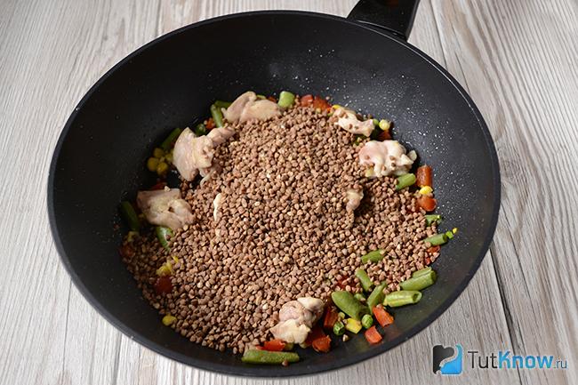 Гречка, овощи и курица на сковороде