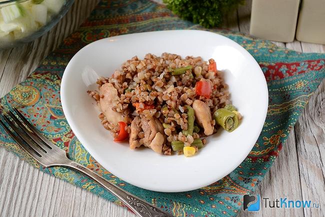 Готовая гречка с курицей и овощами