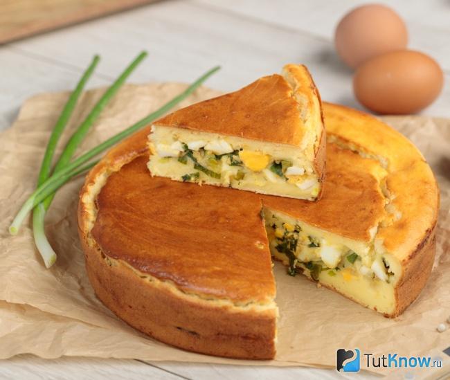Заливной пирог с луком и яйцом