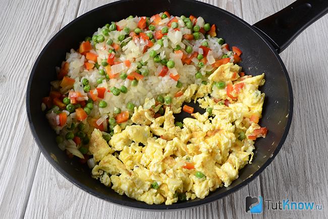 Готовый рис с овощами и яйцом