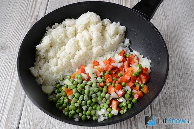 Рис с овощами на сковороде
