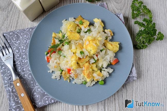 Готовый к подаче рис с овощами и яйцом