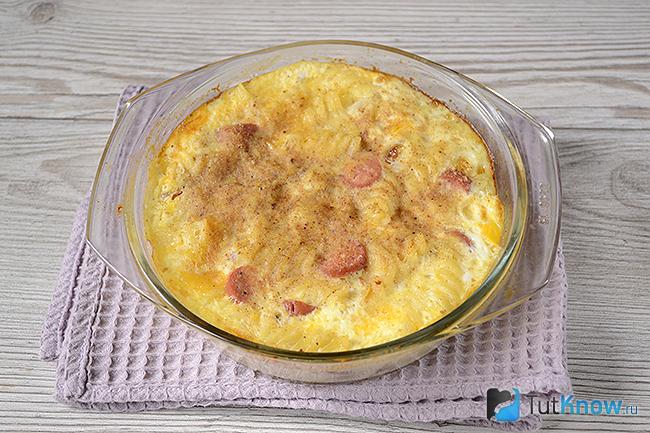 Готовая запеканка из макарон с сосисками и яйцом