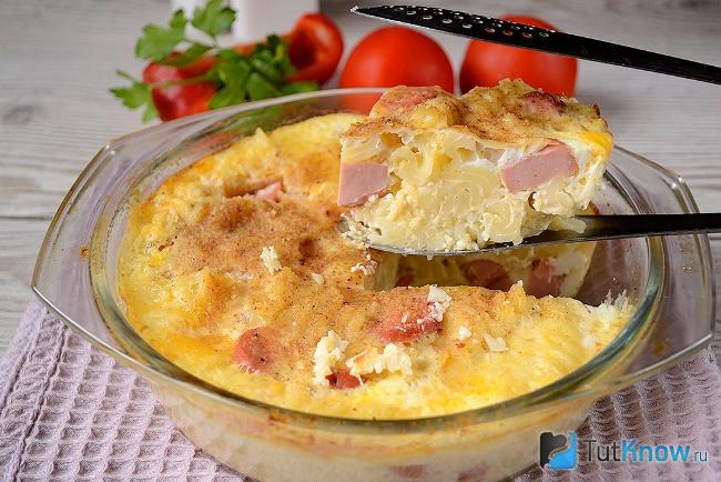 Готовая к подаче запеканка из макарон с сосисками и яйцом