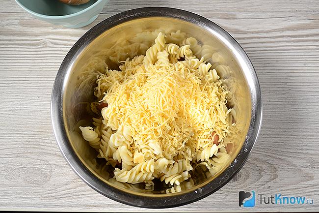 Тертый сыр с макаронами и сосисками