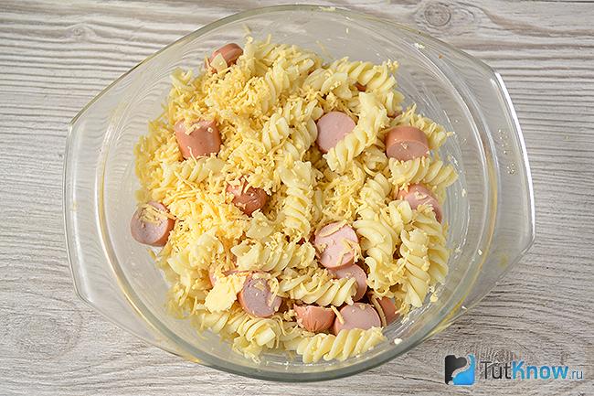 Смесь макаронов, сыра с сосисками