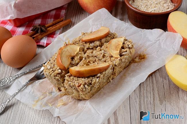 Готовая к подаче запеченная овсянка с яблоками и специями