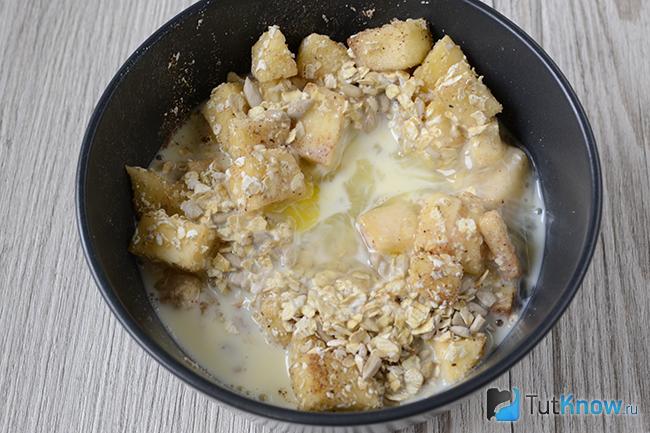 Овсянка с яблоками, залитая яично-молочной смесью