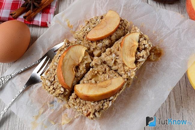 Готовая запеченная овсянка с яблоками и специями