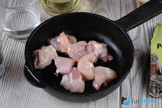 Мясо курицы на сковороде