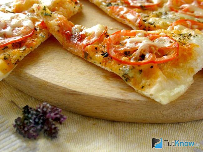 Грибная пицца с помидорами и зеленью