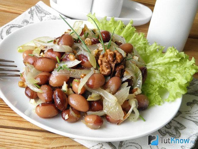 Маринованная фасоль с луком