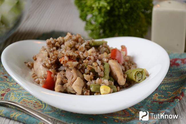 Гречка с курицей и овощами на сковороде
