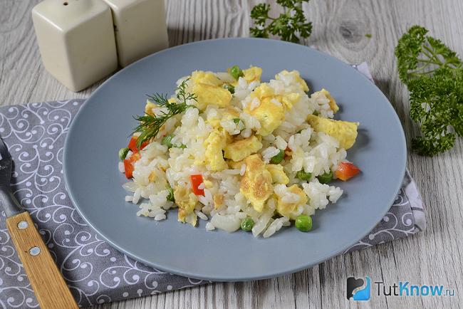 Жареный рис с яйцом и овощами