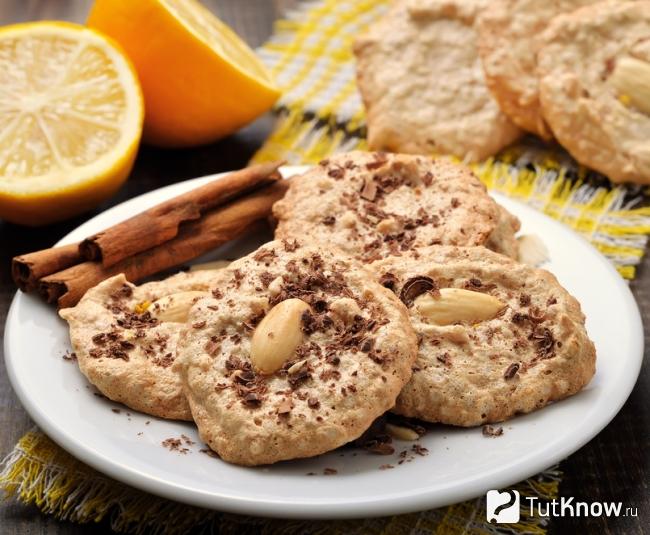 Миндальное печенье с лимонными дольками