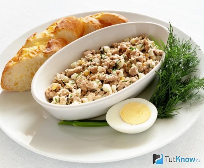 Салат с печенью трески и яйцом