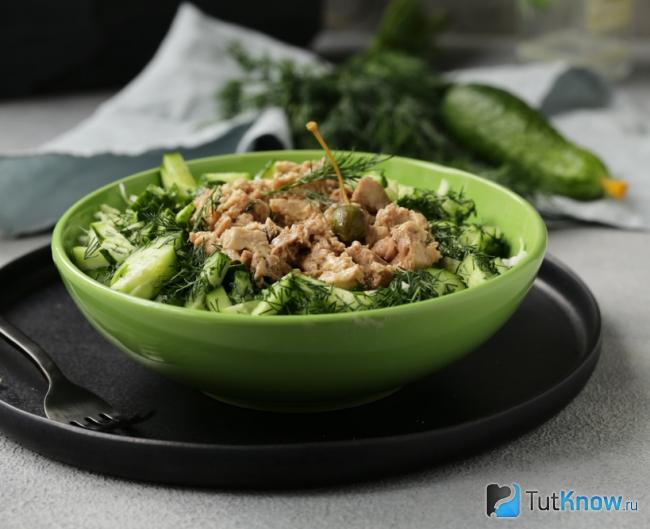 Салат с печенью трески и огурцом
