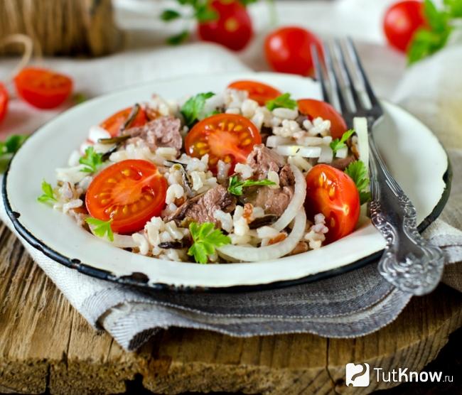 Салат с печенью трески и рисом