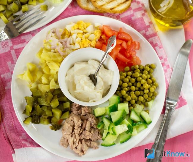 Салат из печени трески с зеленым горошком