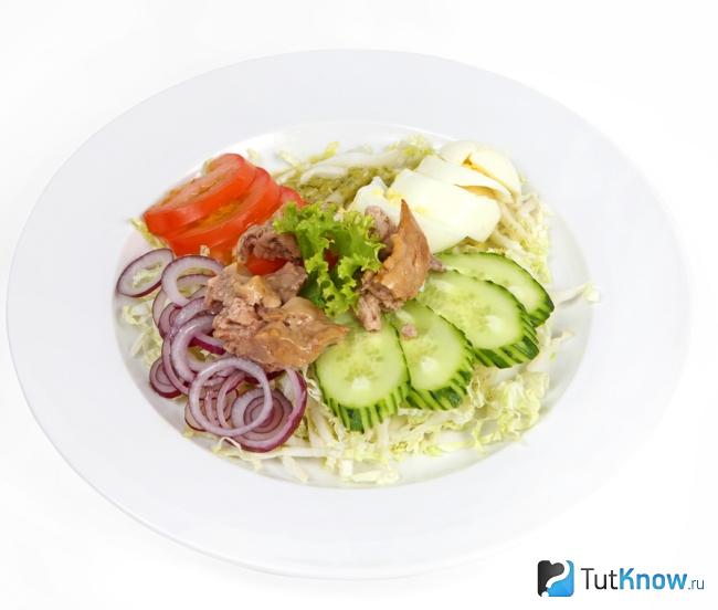 Салат из печени трески с капустой