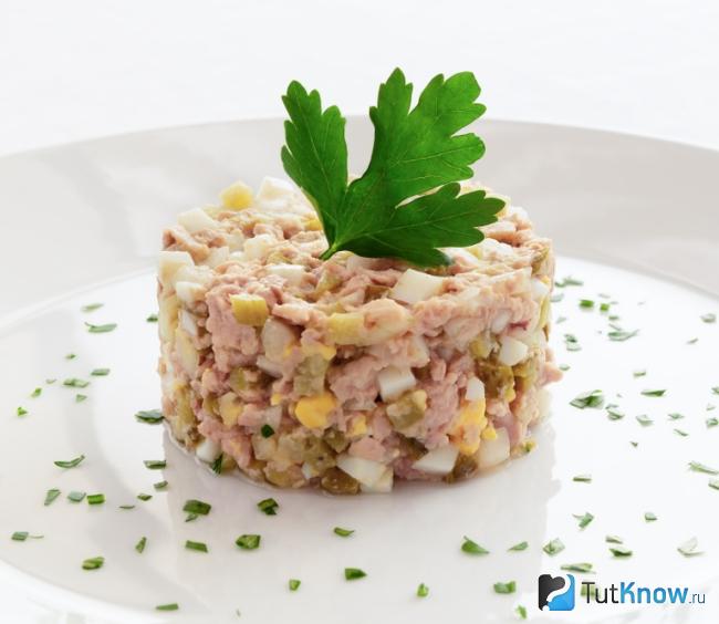 Классический салат из печени трески