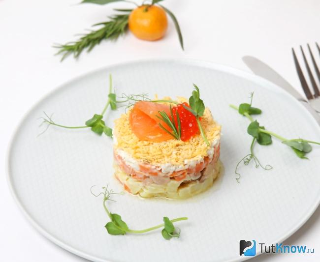 Салат Мимоза с лососем и красной икрой