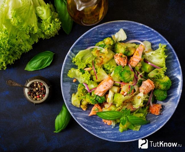 Салат с лососем и капустой