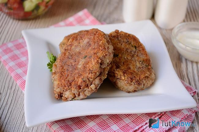 Готовые котлеты из гречки и творога