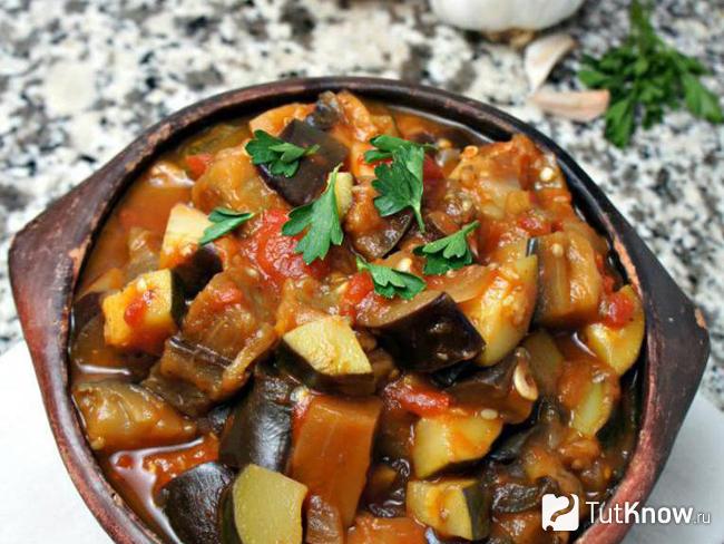 Тушеные баклажаны с овощами