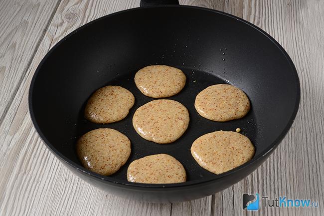 Котлеты из икры речной рыбы на сковороде
