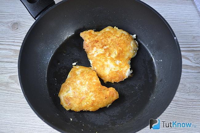 Готовые куриные отбивные на сковороде