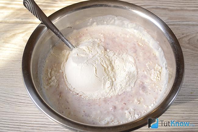 Добавление муки к фаршу со специями
