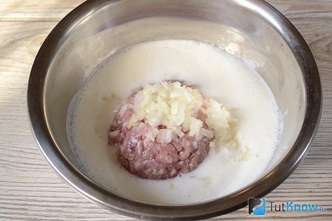 Фарш с луком в кефире