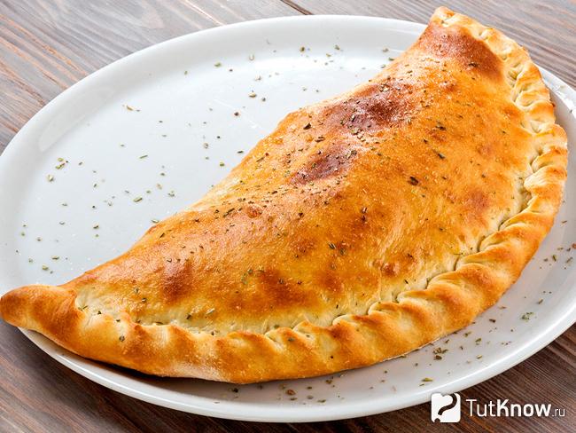 Кальцоне с сыром и помидорами