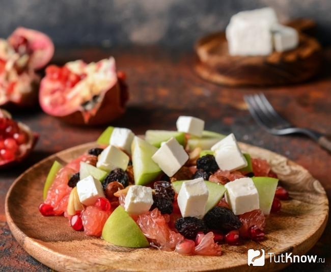 Салат из грейпфрута с сыром и яблоком
