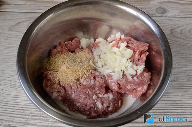Фарш с луком, специями и молоком