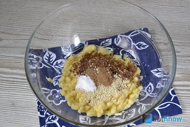 Добавление семян льна и кунжута, корицы и разрыхлителя в банановую пасту